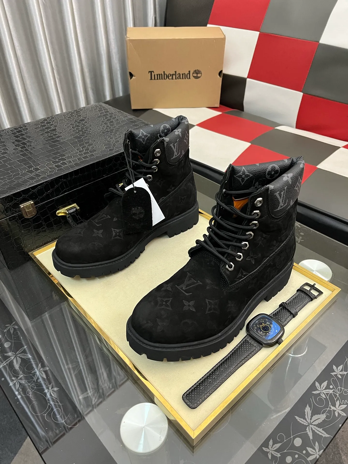 Ex-factory price: 458⌚️⌚️LV x Timberland Timberland joint model Presbyopia Embossed Rhubarb Boots Ankle Boots Short Boots LV x Timberland ankle boots are made of Monogram embossed waterproof nubuck cow leather, relying on the brand's exquisite craftsmanship to carefully reshape the classic Timberland 6-inch boot shape in Italy, with an eye-catching American workwear style. Created by Pharrell Williams 2025 autumn and winter menswear show. Monogram embossed tongue, original Timberland laces and outsole are exquisite details, and the leather label expresses the cooperation logo. Exquisite packaging at the delivery counter🛍📦 ▪️Material: Original customized imported first-layer cowhide ▪️Inner lining: Original customized leather lining/mesh lining ▪️Outsole: Original molded rubber material ▪️Sole thickness: 3.5CM ▪️Size: 38-44